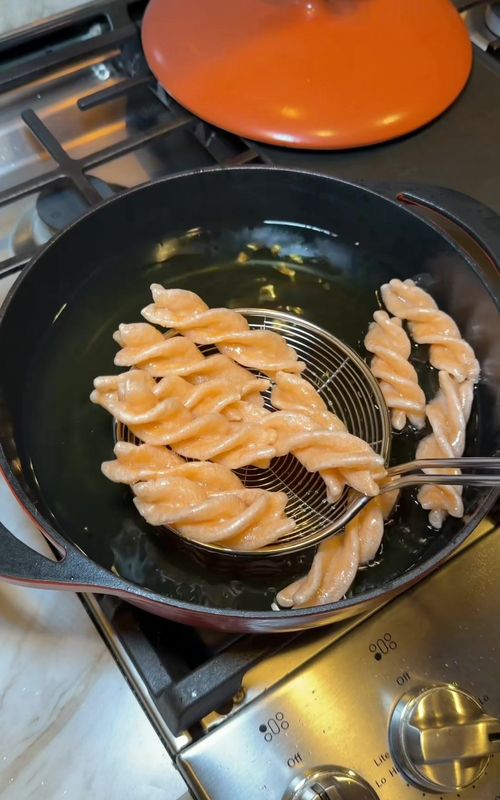This food scares me… #thefoodguy #pasta #oil #fried #foodhack 