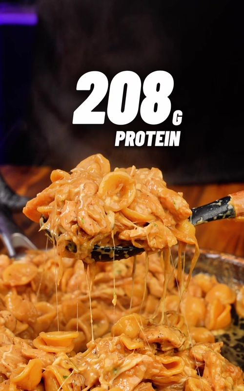 High Protein Caramelised Onion Pasta! 🔥🧅🤤#highprotein #caramelisedonionpasta #mealprep #lowcalorie 52g Protein! ONLY 562 calories, easy high protein meal prep! 💪🏽 Checkout my High Protein Cookbook with 300+ recipes just like this one & calorie tracking barcodes! (Link in bio)📕👨🏽‍🍳   Calories & Macros 📊 Per Bun: 562 calories 52g P | 51g C | 15g F   Ingredients  - 650g chicken breast (sliced into strips - Salt, pepper and garlic powder - tsp baking soda (tenderises chicken) - Cooking spray  - 2 medium brown onions - 1g light butter - 2 tsp brown sugar (helps speed up caramelisation) - 20ml balsamic vinegar  - 1 tsp rosemary  - 1 tsp thyme - 1 tsp garlic paste - 300g dry pasta shells - 750ml chicken bone broth - 125ml single cream - 40g grated Parmesan - 120g low fat Swiss cheese (I used leerdamer light) - Fresh parsley to garnish Important notes - to caramelise the onions, cook them on medium heat till soft and translucent then add the brown sugar and balsamic, mix to coat. The. Spread them out into an even layer, wait 2 minutes and stir them, repeat every 2 minutes on medium heat till they turn a deep caramel brown Storage & Heating ♨️ - Store for up to 5 days in the fridge - To reheat, add the contents to a microwave safe bowl and microwave covered with a damp paper towel for 3-4 minutes till heated through, mix well and enjoy! Checkout my High Protein Cookbook with 300+ recipes just like this one & calorie tracking barcodes! (Link in bio)📕👨🏽‍🍳  