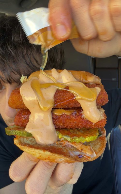 Dave’s Hot Chicken 😍🥵 @Dave’s Hot Chicken  #daveshotchicken #crunchy #asmr #mukbang #mukbangeatingshow