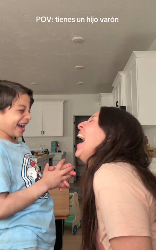 Cuando entramos en confianza 🫢 #vidademama#mama#maternidad#mom#trend#viral#niñosdetiktok#risa#humor#comedia#comedy#mamade4#momof4#mamalatina#momlife#momtok#utah#utahblogger#usablogger#bloggerlatina#latinosenutah#mamalatina#hijos#vidaconhijos#parentlife#textingwho#textingwhofamily#textingwhobarbaris