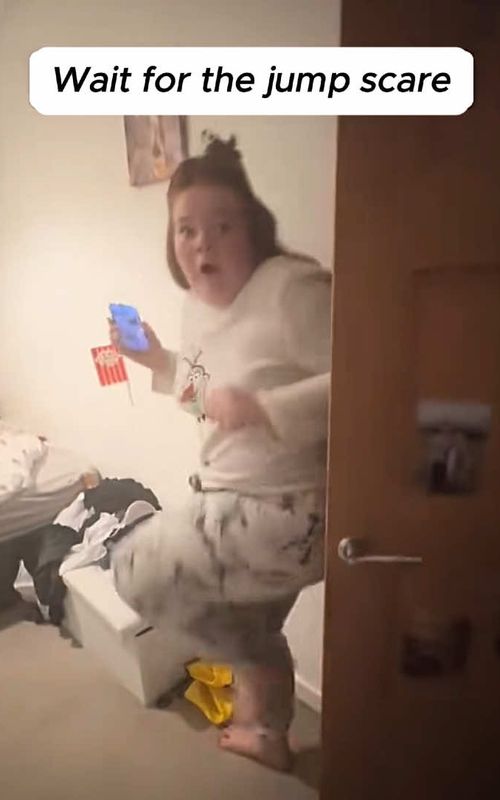 try not to laugh 😂 #prank #scared #funny #lmao #fyp 
