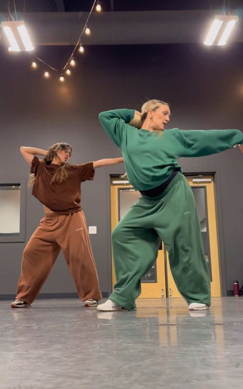 where is my husbandddd 👀💍  #AREA54 #jordangracechoreo #pregnant #dance @Julia Gilroy 