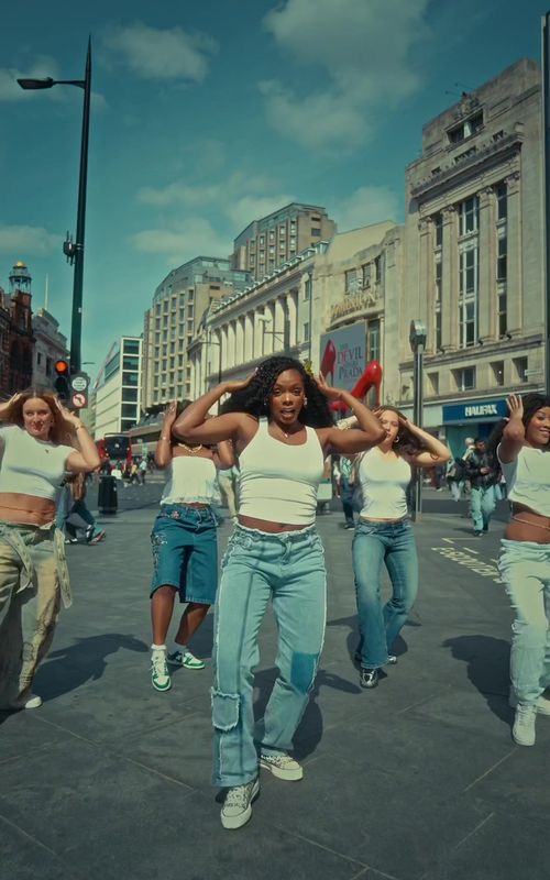 Loving the new music from @Diamond Platnumz and dancing with my girls 💕, makes me feel happy 🥰🥰 W/ @Beth Pearcey @𝓈ℴ𝓅𝒽 @Jecoliah King @Lucy #newmusic #uk #ikweji 