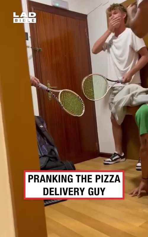 The delivery man will have been thinking about this all night 🤣 (🎥: @sergioocallejon) #ladbible #funnyvideos😂 #pranksoftiktok #deliveryguy #friends