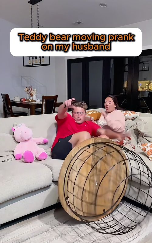 His reaction 🤪🤣🤣#scareprank #family #jumpscare #funny #prank 
