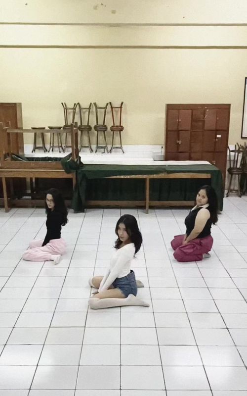 We ate that floor choreography up 🥵 dc : Mchoreo ✨ W/ @annftrina_ @rena  #fyp #scottandzeldabibi #Mchoreo #kpopdance #BIBI