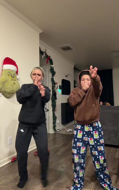 Wait, can we bring back old dances ? #theosburnfamily #dancechallenge #momson #duo #dance 