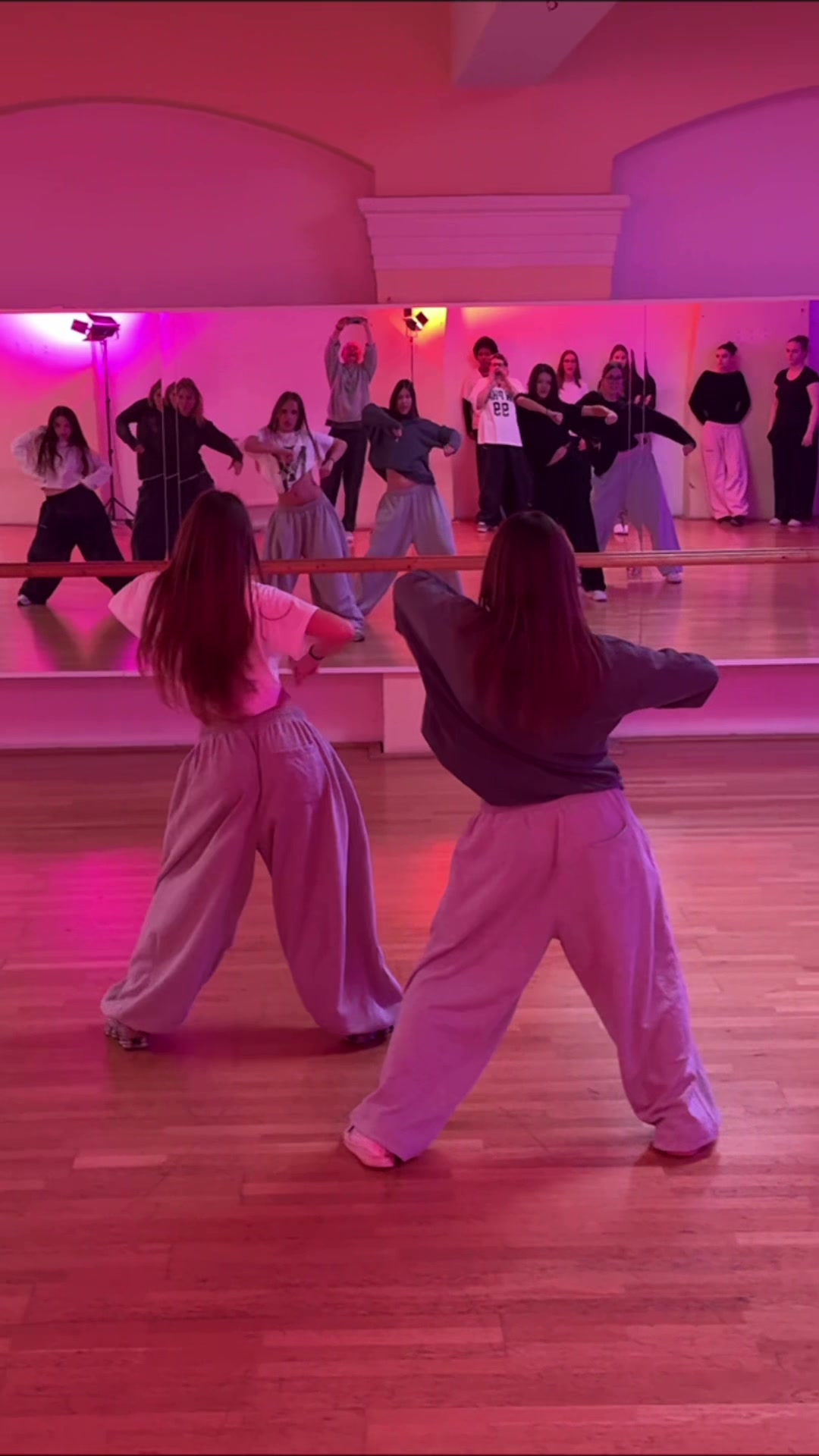 just time traveled to 2019✌🏻👽😜 duo mit @hannah // dc: @Tom Thomson base: @sntdancestudio #HipHop #dance #duo #2019 