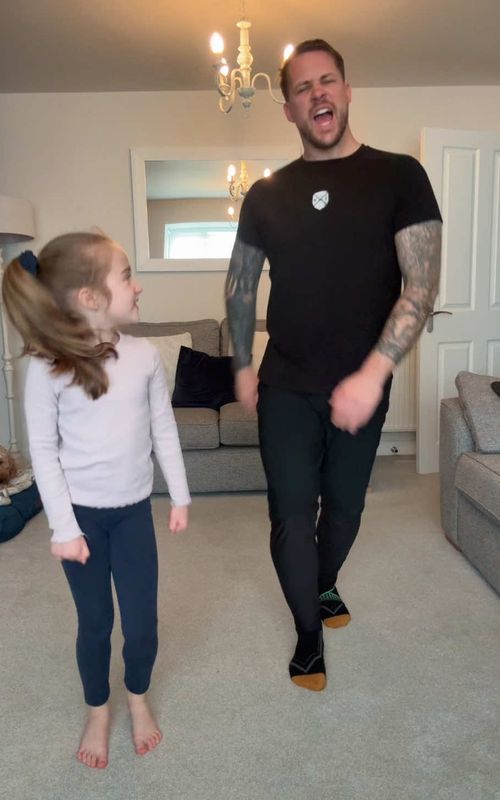 Now if she moves like this… why does Daddy look like he’s buffering?? 🫠 shake, shake, shake, shake, shake it #DadTok #danceduo #DanceChallenge #viral #AmelieAndDaddy 