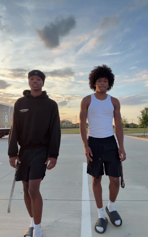hollon we in sync😮‍💨 Dc:@dadaman🎲 #fyppppppppppppppppppppppp #dance #duo #blowthisup #fyp @Kyzer🦹🏿 