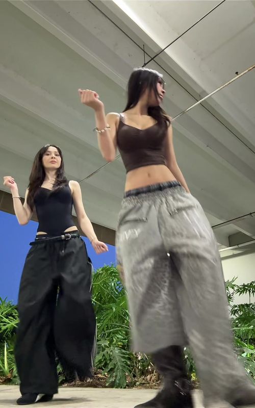 Whereeee the dance trend at @Elsarca #needdancetrend #boba #shuffledance #twinbitches 