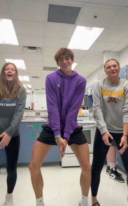 Woah woah woah #dance #trend #school #senior #senioryear #funny #friends #fyp #viral 