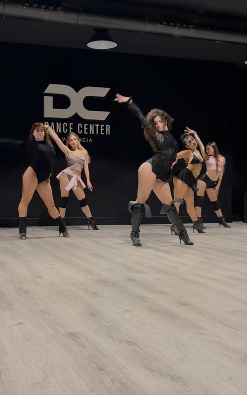 UNDER THE INFLUENCE 2.0 👠 gracias por el amor infinito a esta #highheels #heels #dance #baile #choreography   Conjunto de @Avidloveofficial tenéis el código ‘amaandaml30’ disponible en toda su web 🤝🏼 En @Dance Center Valencia 