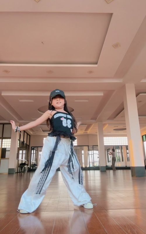 Viral dance 🔥#dance #dancetrend #viral #hiphop #fyp #myanmartiktok🇲🇲🇲🇲 #fypပေါ်ရောက်စမ်း #babymoesatt 