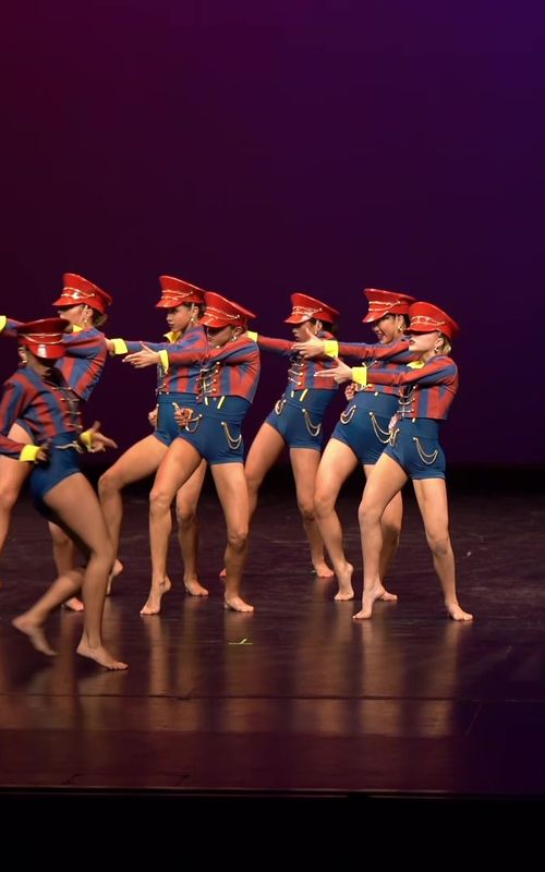 DOUBLE DUTCH BUS @Project 21 don’t think i’ve ever had this much fun choreographing a piece before… ❤️💛💙 primary colors, primary school 📚 