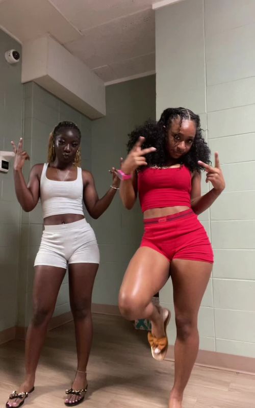 #dance #fyp #wlw @suzayycentral👩🏾‍❤️‍💋‍👩🏾 
