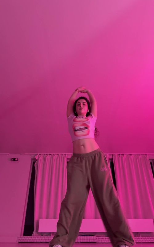 dc:@LE SSERAFIM & @gigi ⋆˚࿔ #lesserafim #kpop #dancetrend #kpopdance #dancechallenge 