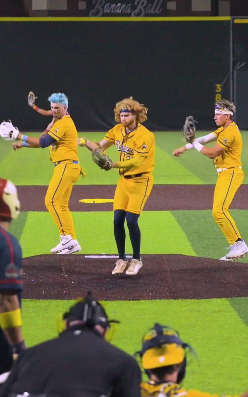 Don’t think we’ll ever get tired of these mid-pitch dances. Sorry not sorry🤷‍♂️ @BazalaBall @TheGloveMagician @Jackson Olson @reesealexiades #savannahbananas #bananaball #dancing #trending 