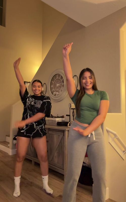 Forever doing silly little TikTok dances 😌🤞🏽 @Mya🐳 @MontoyaTwinz #twin #sisters #siblings #dance #trend 