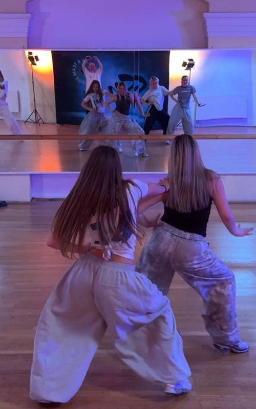nostalgia hits again🙌🏻😵‍💫 w @Sophia // dc: @Tom Thomson in @sntdancestudio // #hiphop #dance #duo #2019 