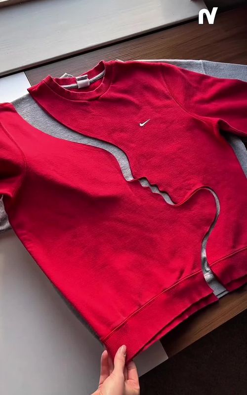 Ce qui est fort avec ce concept, c’est qu’il transforme quelque chose de banal en produit à forte valeur perçue.⬇️ À la base, ce sont juste des pulls classiques . Mais en les découpant puis en les réassemblant, elle crée un effet “pièce unique” qui change complètement la manière dont les gens perçoivent le produit. On n’achète plus un simple sweat, on achète un design original que personne d’autre n’a. C’est exactement ce qui permet d’augmenter les prix sans forcément augmenter les coûts de base. Autre point intéressant : le contenu. Le processus de découpe et d’assemblage est visuellement très satisfaisant, ce qui capte l’attention et donne envie de regarder jusqu’à la fin.  C’est donc un double levier : → création d’un produit unique → création de contenu viral autour du produit. Et c’est souvent ce combo qui fait passer un simple objet en véritable business rentable. #businessfrance #entrepreneurfrancais #ideebusiness 