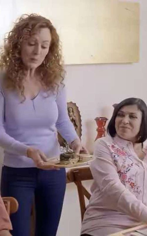 En #LaRosa🌹 Las mamás de Brandon y Dany se van a vivir un tiempo a su casa y comienza una guerra entre ellas para demostrar quién es la mejor 👵🏻🥊 #LaRosaDeGuadalupe #Televisa #Drama