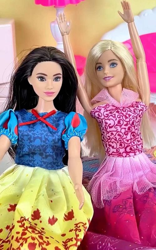 Two Barbie princesses are eating.#barbie #BarbieUSA #kidstoys #cartoon #toys 