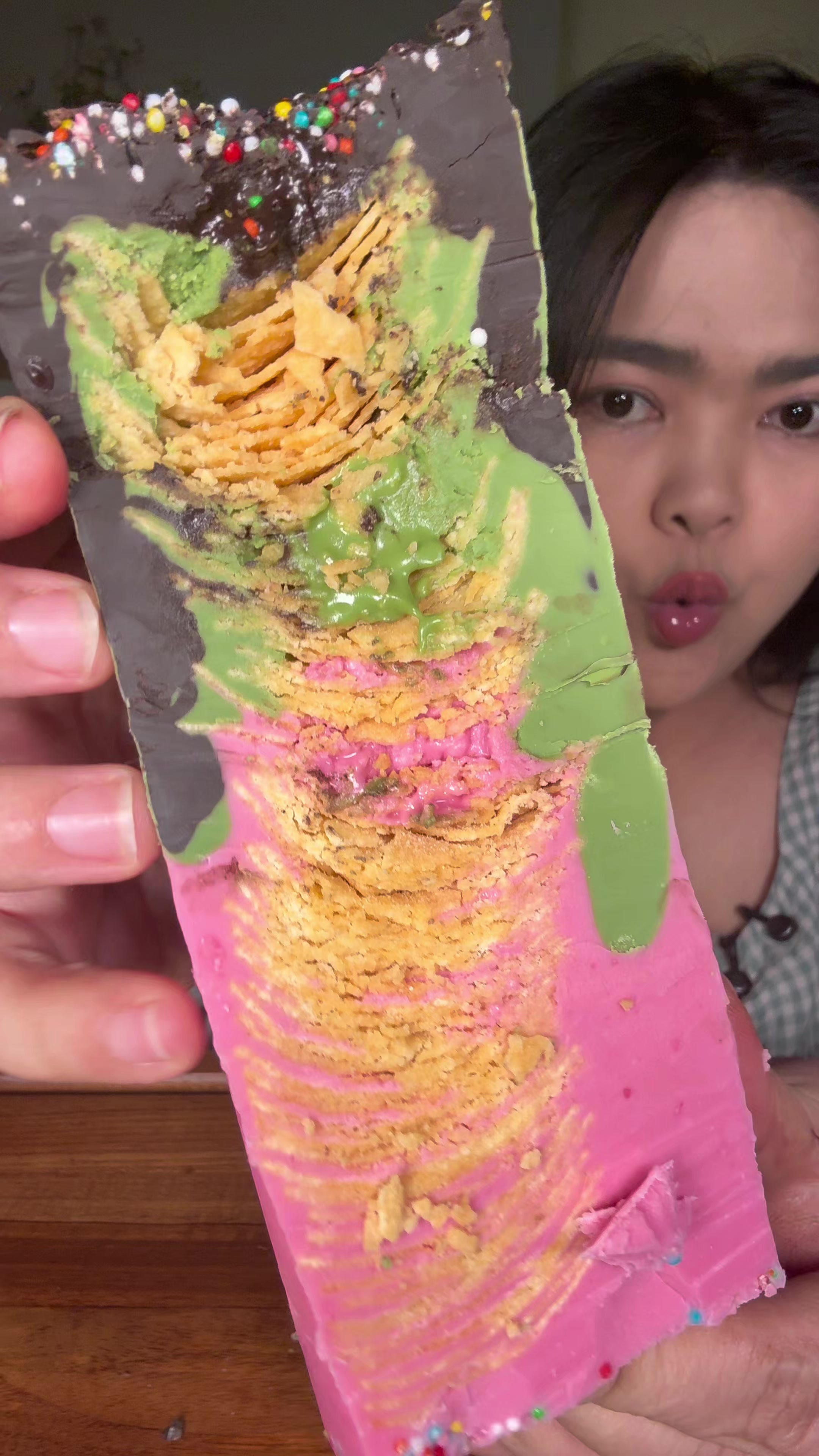 Cobain hacks viral pringles chocolate strawberry matcha #fyp #mukbang #strawberrymatcha 