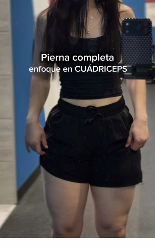 Mi rutina de pierna favorita enfocada a CUÁDRICEPS 🔥🦵Si tu objetivo es desarrollar pierna completa con énfasis en cuádriceps, esta rutina está estructurada para: ✔️ generar tensión real ✔️ progresar en carga ✔️ trabajar la pierna de forma completa ⸻ Así la hice: 👉 Hack squat (3x6–8 + drop set) Empiezo con un compuesto pesado para crear la mayor tensión mecánica. Aquí es donde realmente construyes masa. 👉 Búlgaras (2x8–10) Unilateral para estabilidad, equilibrio y trabajar cada pierna por separado. Además, activas glúteo + cuádriceps. 👉 Extensión de cuádriceps (3x10–12) Aislamiento puro para terminar de fatigar el quad. Enfócate en apretar arriba. 👉 Aductores (2–3x12–15) No solo estética: ayudan a estabilidad y control en otros ejercicios. 👉 Femoral sentado (2–3x15) Para mantener balance muscular y evitar descompensaciones. ⸻ 💡 No necesitas 10 ejercicios… necesitas los correctos, bien ejecutados y con progresión. ⸻ 💬 ¿Cuántos ejercicios haces tú en tu día de pierna? 📌 Guarda esta rutina para tu próximo leg day