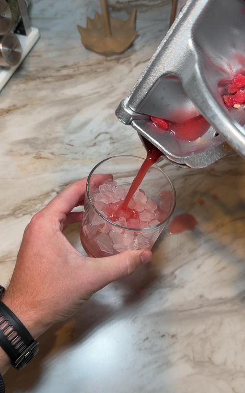 Let’s Get Juiced💪🏼 #fruit #foodhacks #juice #thefoodguy #fun 
