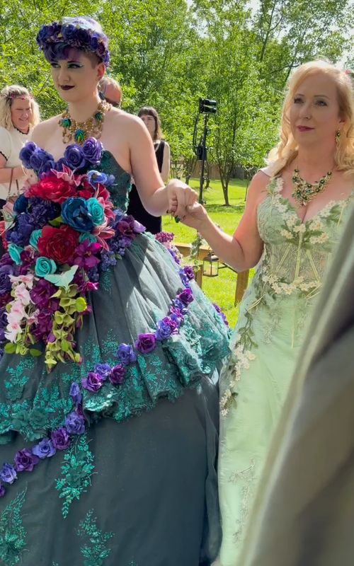 Such a special moment and Im so happy I had my mom right next to me for it 🥹 She's beautiful and wonderful and perfect, @Karralena Tay love you <333 #nontraditionalwedding #weddingday #walkingdowntheaisle #enchantedforest #diywedding 