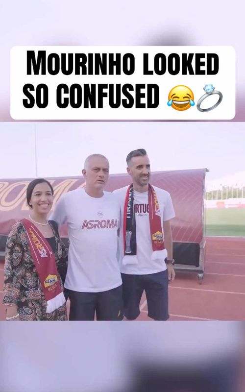 This was too funny 😭 when a Roma fan asked for a photo with Mourinho but surprised him by proposing to his girlfriend afterwards 🤣 @AS Roma #Mourinho #JoseMourinho #Roma #Football #funny 