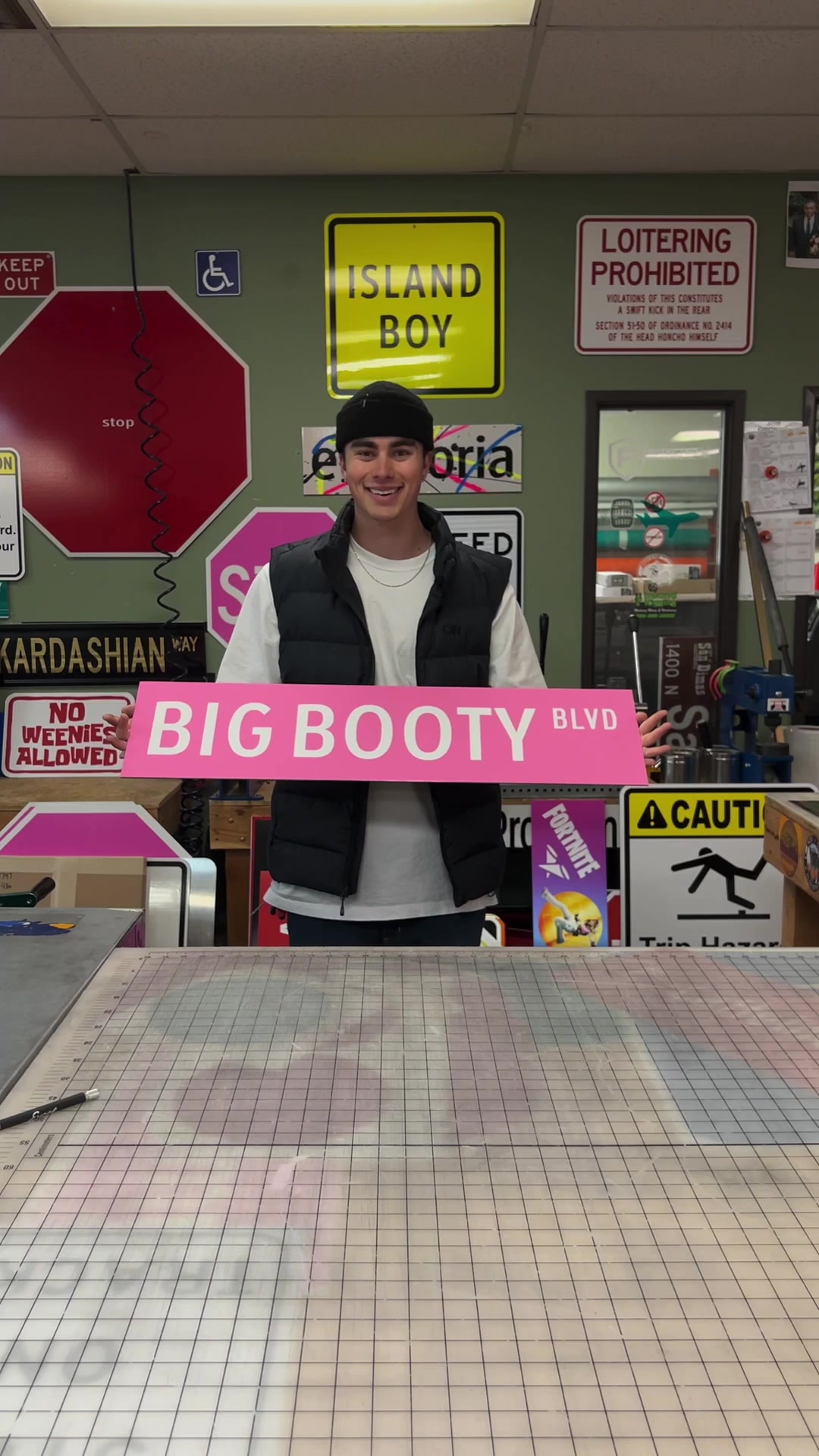 Who living here? #willsmith #asmr #oddlysatisfying #signs #funny #foryou #fyp @Austin Mollno