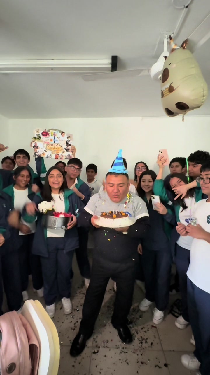 Feliz vida Herbersito!  Tratamos de devolverle un poquito de todo el amor que nos da. Gracias por ser nuestro compañero y guía en el cierre de esta linda etapa que es nuestra secundaria. Lo queremos y adoramos con todos nuestros corazones, las palabras no son suficientes para usted que nos impulsa a ser mejores cada día y a sanado las heridas de muchos de nosotros con sus palabras y sus abrazos. No solo es un gran docente con vocación y amor por su trabajo, es un gran ser humano, todos vemos eso en usted, gracias por tanto y perdónenos por tan poquito. #promo #graduacion #cumpleaños #trujillo #integralclass #peru #prof #tutor #nouvellevie #fyp #paratiiiiiiiiiiiiiiiiiiiiiiiiiiiiiii #foryoupage #xzyabc 