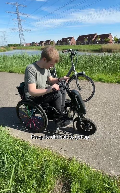 i’m impressed at how quickly he did this! 😂👏🏻 stan has seen me get in my chair hundreds of times and he clearly pays attention (and he’s read all the manuals, so ngl he teaches ME how things work) 🤣 should we get him to do a wheelie contest next??? 👀 #wheelchairuser #disabled #netherlands #disabledcommunity #chronicillness 