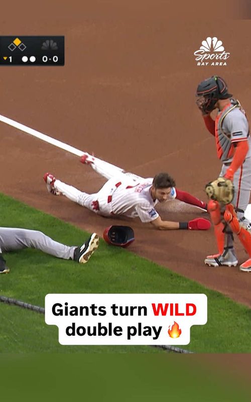 You don’t see that everyday 😅 #giants #phillies #MLB #baseball #highlights 