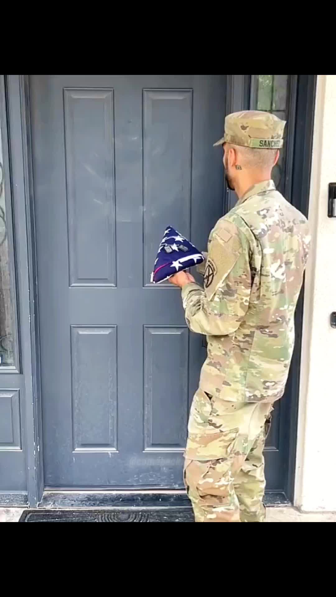 Sad for the soldiers who don't come back 💔 #foryou #foryoupage #fyp #fypシ #viral #viralvideo #military #militar #soldier #soldiers #soldado #soldados #army #exercito #war #guerra #longing #saudade #saudades #surprise #surpresa #return #volta #home #casa #sad #tristeza #luto #soldiercominghome #soldierscominghome #soldiernotcominghome #soldiersnotcominghome #loss #perda #militarycominghome #militaryhomecoming #voltapracasa #comebackhome 