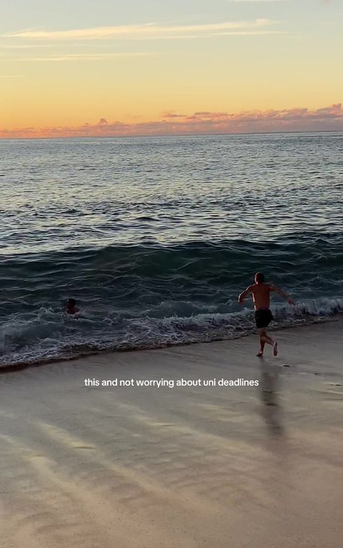am I right? #vacationswitch #beeachvibes #hawaiilife #sunset #sunsetswim 