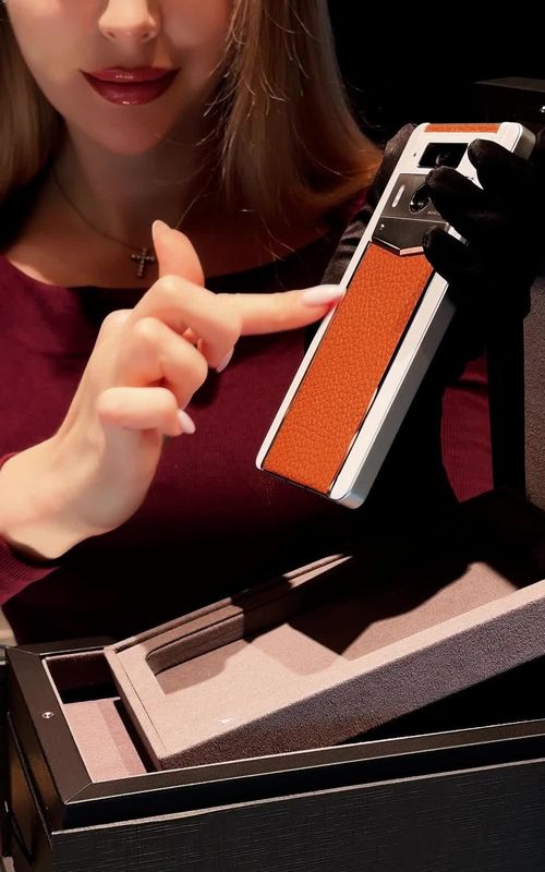 I'm really sick of the iPhone. I need something better. She pulled out a VERTU phone. It costs $10,000. Discover more fun things 👉 It really is in a league of its own. #VERTU #LuxuryPhone #RichLife #MoneyTalks #iPhoneVsVERTU #LuxuryLifestyle #TechLuxury #UnboxingLuxury #HighEndTech #BillionaireMindset #FYP #ForYou #ForYouPage #Vertuphonereview#Vertuphoneprice#Vertuphonegamingtest#rich #richlife #viral