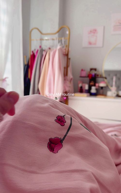 Last morning in April🌸 #SelfCare #morningroutine #girlymorning #pinkaesthetic  @Sol de Janeiro @VT Cosmetics US @Dr. G @iniu_official 
