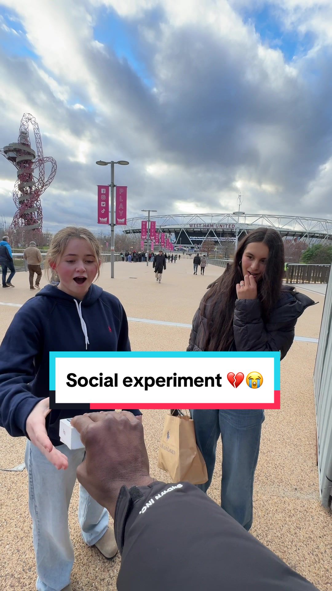 Be kind #fyp> #foryou #foryoupage #viral #handshake #social #experiment #😭 #💔 