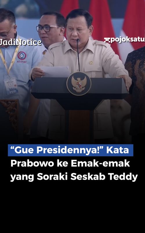 Presiden Prabowo Subianto menyapa puluhan ribu buruh yang memadati kawasan Monumen Nasional (Monas), Jakarta, pada peringatan Hari Buruh Internasional atau May Day, Jumat, 1 Mei 2026. Kehadiran Kepala Negara menjadi puncak perhatian dalam aksi tersebut, di mana sejak pagi hari massa buruh telah berkumpul dan memenuhi area Monas untuk memperingati momentum tahunan para pekerja. Dalam kesempatan itu, Presiden Prabowo didampingi Wakil Ketua DPR Sufmi Dasco Ahmad. Kehadiran jajaran pimpinan negara di tengah aksi buruh ini dinilai sebagai bentuk keterbukaan pemerintah dalam menyerap dan merangkul aspirasi para pekerja. Sejak pagi, kondisi di pusat kota Jakarta terpantau padat akibat pergerakan massa. Ribuan buruh diketahui melakukan konvoi sepeda motor dari wilayah Jakarta Utara, khususnya Tanjung Priok, menuju titik kumpul utama di Monas. Berdasarkan dokumentasi Biro Pers, Media, dan Informasi Sekretariat Presiden, suasana kedatangan Presiden berlangsung meriah. Prabowo terlihat mengenakan pakaian safari cokelat muda dan topi senada, berdiri dari mobil putih beratap terbuka untuk menyapa serta bersalaman langsung dengan massa. Puluhan ribu buruh tampak mengangkat ponsel untuk mengabadikan momen tersebut, dengan area Monas dipenuhi bendera organisasi buruh dan atribut aksi yang berkibar di tengah cuaca cerah. Sementara itu, personel Paspampres dan petugas keamanan berjaga ketat di sekitar lokasi guna memastikan situasi tetap aman di tengah kepadatan massa. Di tengah suasana tersebut, terjadi momen ketika Presiden Prabowo menyapa Sekretaris Kabinet Teddy. Namun, sejumlah emak-emak yang berada di lokasi lebih dulu heboh dan berteriak sebelum sapaan itu berlangsung. Menanggapi situasi tersebut, Prabowo sempat melontarkan pernyataan, “Gue presidennya, bukan dia,” yang kemudian turut menjadi perhatian publik.