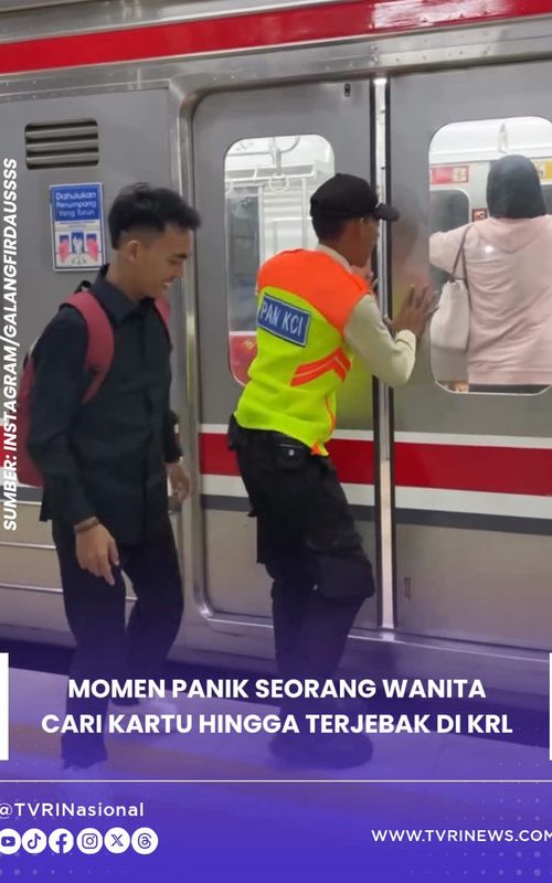 Sebuah momen menegangkan sekaligus mengharukan terekam di Stasiun Rangkasbitung saat seorang penumpang wanita tanpa sengaja terjebak di dalam rangkaian kereta yang sudah tertutup pintunya. Kejadian ini bermula saat penumpang tersebut panik mencari kartu kereta yang hilang di saat kereta sudah mencapai pemberhentian terakhir. Karena terlalu fokus mencari kartu, penumpang tersebut tidak menyadari bahwa waktu berhenti telah habis dan pintu kereta mulai tertutup secara otomatis. Kondisi panik semakin menjadi ketika ia menyadari dirinya terkunci di dalam gerbong sendirian, sementara petugas stasiun sebelumnya sudah memberikan peringatan bahwa kereta telah sampai di tujuan akhir. Melihat situasi darurat tersebut, petugas KAI yang berada di peron dengan cekatan langsung memberikan bantuan. Berkat koordinasi yang cepat, pintu kereta akhirnya berhasil dibuka kembali sehingga penumpang tersebut bisa keluar dengan selamat. Tidak hanya membantu membukakan pintu, petugas juga turut membantu proses kepulangan penumpang tersebut yang terkendala karena kehilangan kartu aksesnya. Cerita yang dibagikan melalui akun Instagram @galangfirdaussss ini pun viral dan mendapatkan banyak respons positif dari masyarakat. Aksi humanis petugas di Stasiun Rangkasbitung ini menjadi bukti nyata kesigapan personel di lapangan dalam menangani berbagai kendala penumpang, sekaligus pengingat bagi seluruh pengguna jasa kereta api untuk tetap tenang dan waspada terhadap barang bawaan menjelang sampai di stasiun tujuan. #TVRI #TVRINasional #MediaPemersatuBangsa #KRL #Rangkasbitung 