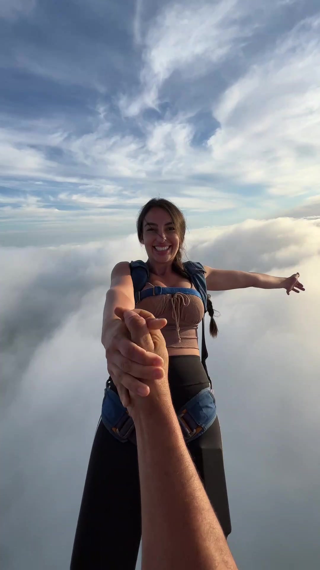 Cair nesse mar de nuvens 💭🤍 @Iridio Boni  #extremesports #skydiving #ballon #hotairballoon #extremo #foryou #viral 