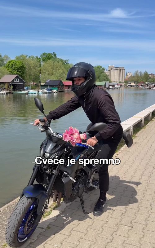 Za sve vas koji ste često u pokretu, a želite hidriranu, negovanu kožu i glass skin efekat. Sada još efektivniji u novom izdanju s hijaluronskom i poliglutaminskom kiselinom.  Nema na čemu! 💙 @Vichy Laboratoires #MEvsDEHYDRATION #MirrorSkin #VichySkincare #VichyLaboratoires 