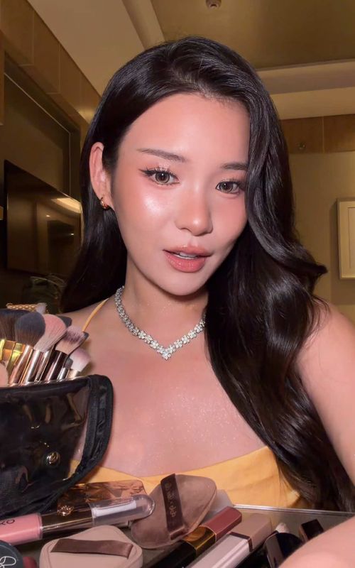 Legit look like a filter here!! Haha here’s all of the products I used for this look 🥰 @REJURAN COSMETICS PHILIPPINES ampoule @Diorbeauty foundation stick - 1CR @NARS Cosmetics pot concealer - vanilla @Hourglass Cosmetics concealer - creme @Dala Global x Toni Sia brushes Dropbe stick contour @Judydoll_my contour palette - 05 @Kiko Milano Philippines double touch - 102 @2aN Official eyeshadow palette @Clé de Peau Beauté highlighter  @makeupforever lip liner - endless cacao @@Too Cool for School Ph frottage pen - nude bouquet #makeup #grwm #whatsinmybag 