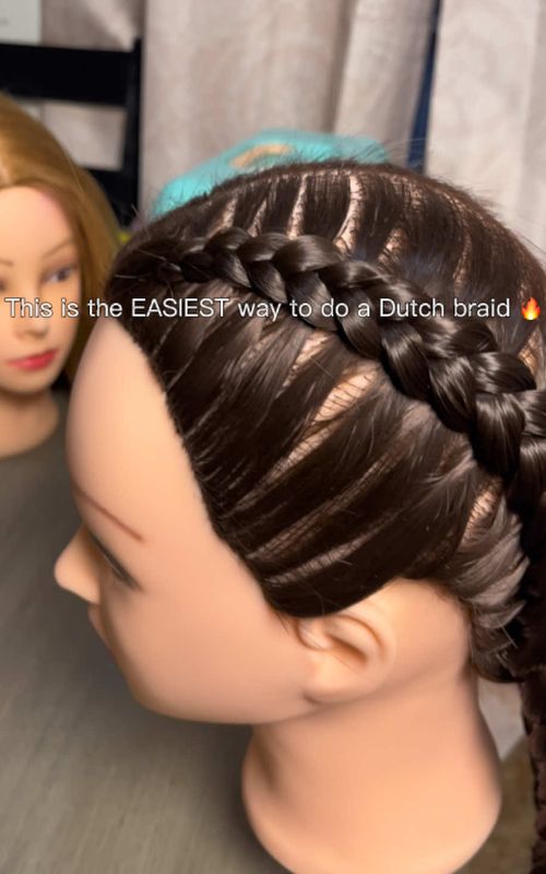 Hoy te enseño cómo hacer una trenza holandesa paso a paso 💁‍♀️💕 Today I show you how to do a Dutch braid step by step ✨ Solo cruza por debajo y ve agregando cabello de cada lado 😍 Just cross under and keep adding hair from each side 💖 Si te gustó, dale like, guárdalo y compártelo 💕 If you liked it, like, save and share 💖 #TrenzaHolandesa #DutchBraid #HairTutorial #PeinadosFaciles #Braids