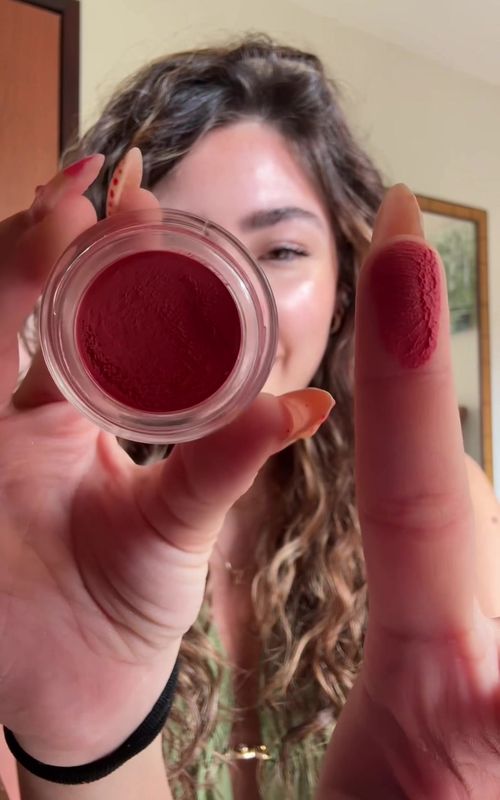 Pub O cloudtopia é melhor produto para quem sai sempre atrasado de casa! Maquilhagem em literalmente 10seg. É um 2 em 1, ponho nas maçãs do rosto, nos lábios e tem uma textura super aveludada com acabamento mate (super natural!)  @Maybelline NY @Maybelline ES   #cloudtopia #MaybellinePortugal #blush #produtoviral #kbeauty