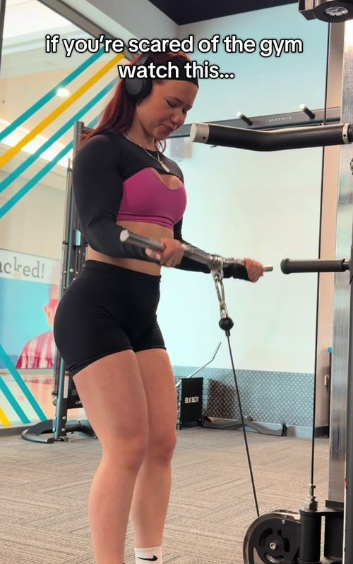 I wanted to post this to show you that the gym doesn’t have to be scary… and neither are the people! This simple interaction to 2 seconds and shows you that you can say exactly what I did if you feel like somebody is going to take your machine / is in your way  🩷 | more content like this on my page #GymTok #beginnergymtips #gymanxiety #gymcommunity 