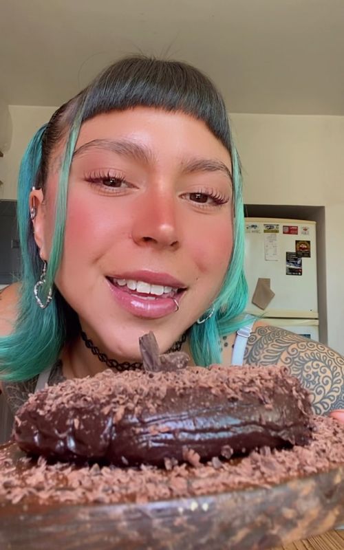 Pastel de chocolate SIN HORNO! Con sólo 4 ingredientes!🤤❤️‍🔥🌱 INGREDIENTES: -1 plátano  -2 cucharadas cacao en polvo -1 scoop de proteína (yo usé MI PROTEÍNA sabor CHOCO-CHAI, que es a base de chícharo, que pueden conseguir con @meathicalvegan 😎🫰🏻) -1 taza leche vegetal >>Licuar todo junto, llevar la mezcla a hervir hasta espesar, pasar a un recipiente con un chorrito de agua y refrigerar por mínimo 2 horas. Sacar con cuidado del molde y rallar chocolate amargo encima. Queda INCREÍBLE! 🤤❤️‍🔥 #veganpower #protein #chocolatecake #foodtiktok 